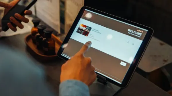 Huésped realizando un check-in automatizado en el hotel a través de una tablet, optimizado con las funcionalidades software hotelero.