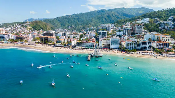 Fotografía de los hoteles en la playa mostrando cómo un sistema hotelero moderno optimiza la gestión y el servicio al cliente.