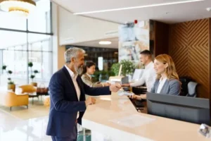 Agilidad de procesos que se lleva a cabo gracias a un software hotelero como parte de la recepción de huéspedes nuevos.