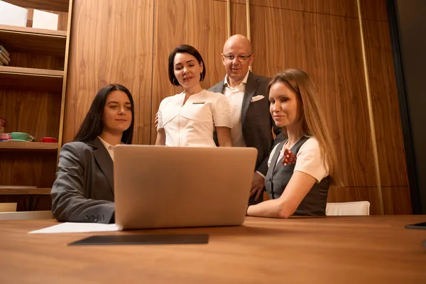 Los miembros del equipo operativo de un hotel aprendiendo a aprovechar las ventajas de usar un software hotelero en la nube.
