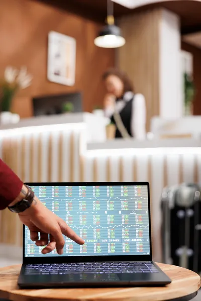 Persona señalando la interfaz eficiente que ofrece un sistema de reservaciones para hoteles de nivel profesional y escalable.