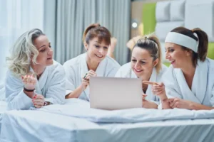 Imagen de un grupo de mujeres jovenes que quieren un momento relajante haciendo uso de un eficiente software SPA para hoteles.