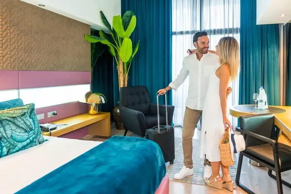 Aumenta reservas directas con Google Hotel Ads. Llega a más viajeros, reduce comisiones y destaca tu hotel con competencia.