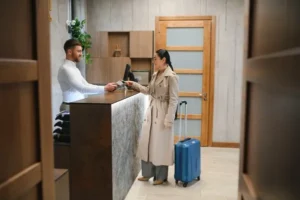Mujer que encontro el equilibrio de reserva entre OTAs y canales directos para aumentar ingresos y reducir las comisiones.