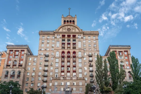 Vista frontal de un hotel de gran tamaño que opera su administración con uno de los mejores PMS para hoteles