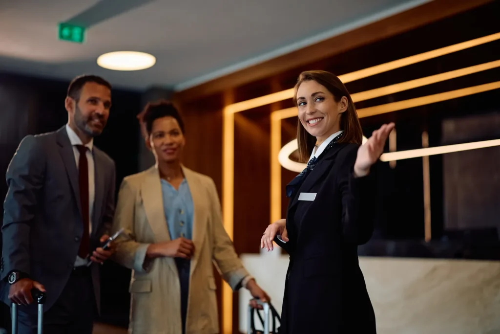 Fotografía de una Gerente mostrando el hotel que cuenta con los 10 beneficios de un PMS integrado con Channel Manager y POS