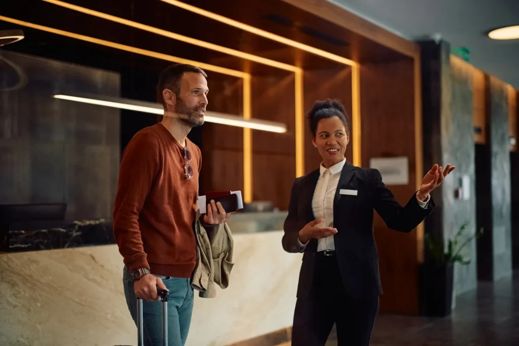 Gerente mostrando hotel donde se sabe Cómo gestionar múltiples puntos de venta en un hotel con POS