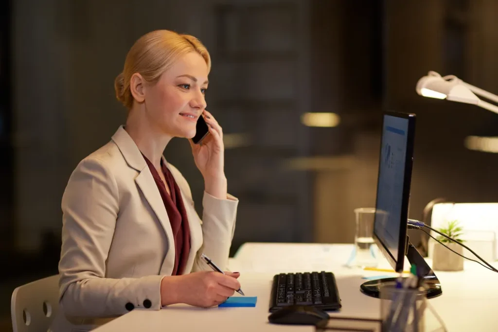 Fotografía de una mujer al teléfono en el hotel hablando de ERP vs sistema contable tradicional ¿Qué le conviene a tu hotel?