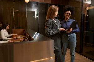 Fotografía de una mujer especialista implementando estrategias para aumentar la ocupación en temporada baja en la recepción del hotel.