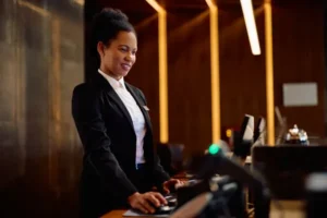 Recepcionista que sabe cómo un PMS mejora la rentabilidad de tu hotel