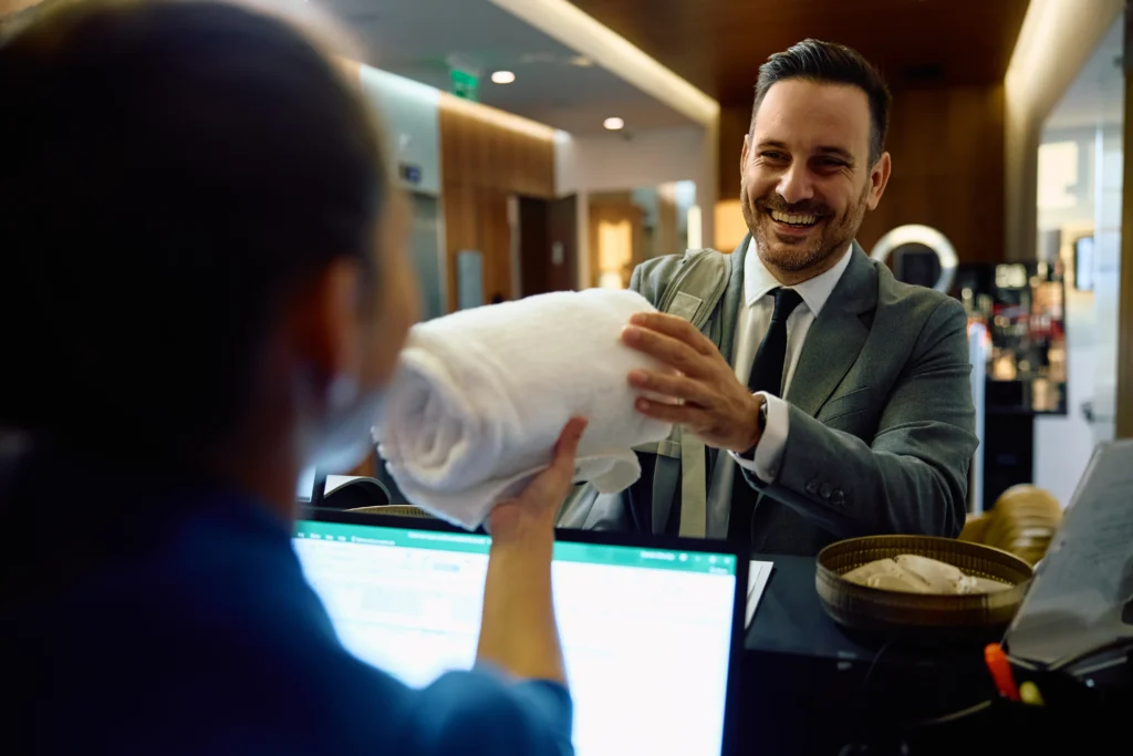 Foto de un hombre feliz por cómo la automatización de hoteles aumenta los ingresos por Check-In anticipado y Check-Out tardío