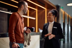 Fotografía de un hombre viajero, uno de los diferentes tipos de huéspedes que debes conocer.
