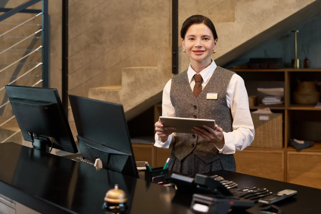 Fotografía de una mujer que conoce la importancia de las promociones y descuentos en tu motor de reservas