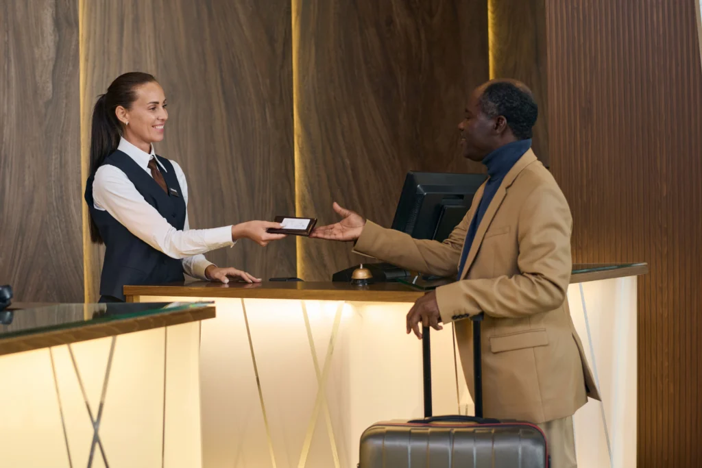 Foto de una recepcionista que sabe perfectamente la importancia de las promociones y descuentos en tu motor de reservas