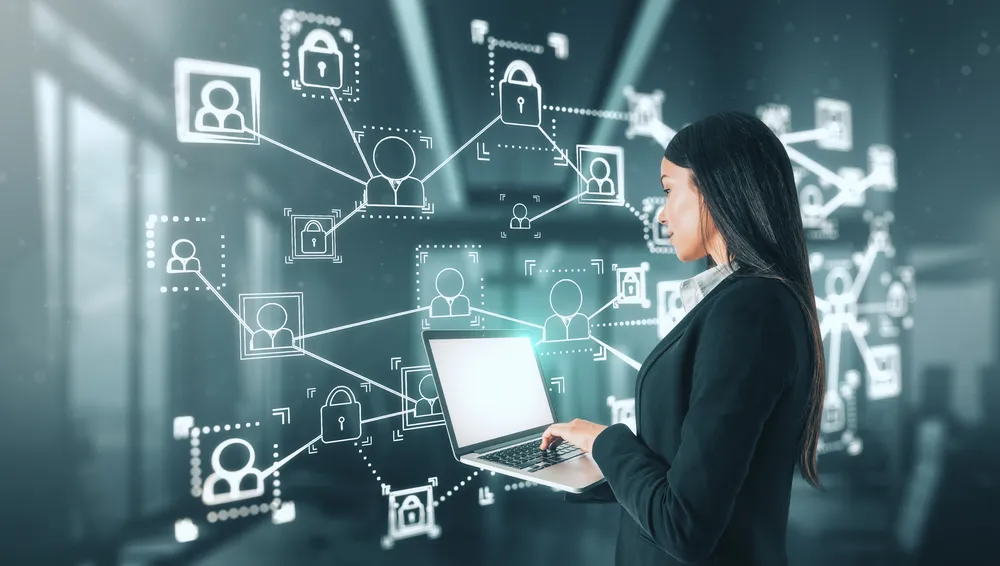 Diseño de una mujer usando una tablet sobre cómo implementar un sistema hotelero omnicanal y sus funciones