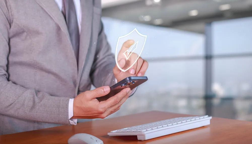 Imagen de un gerente trabajando en hotel que cuenta con ciberseguridad en sistemas hoteleros