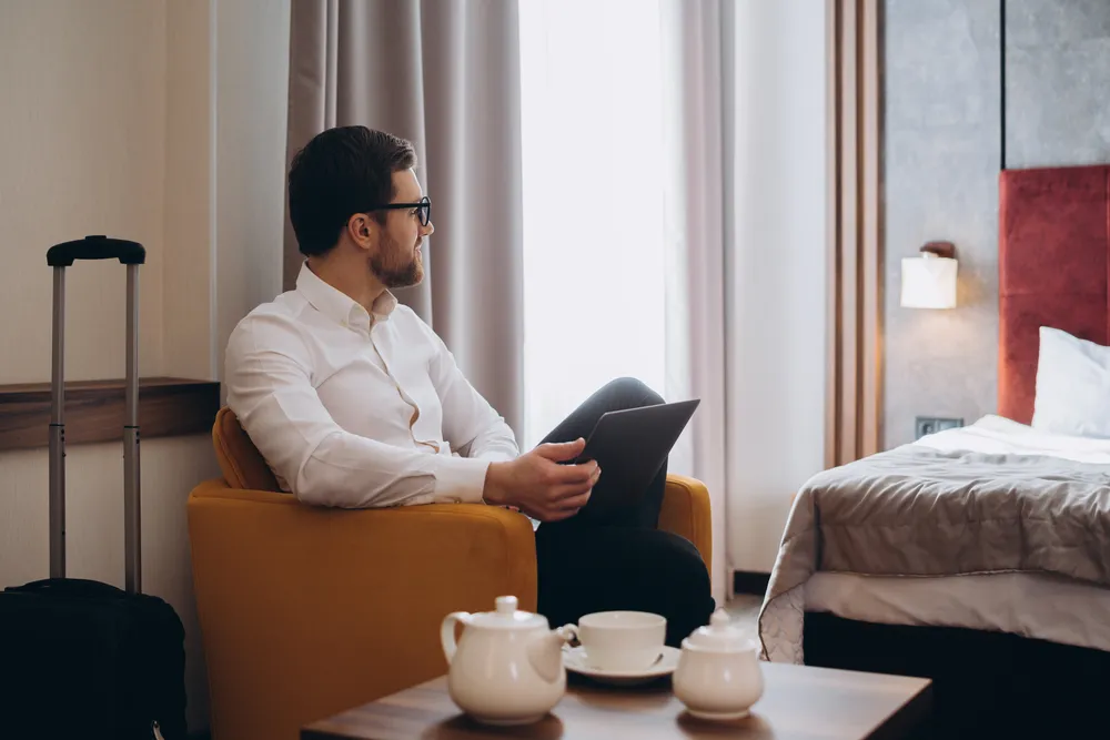 Imagen de un huésped contento por estar en un hotel que entiende el papel del big data en la gestión de huéspedes