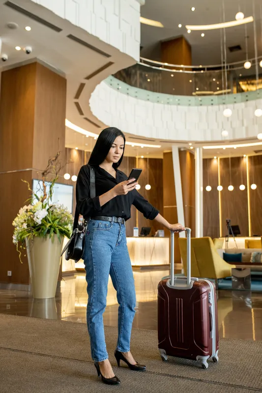 Imagen de una huésped que se hospeda en hotel con sistema de chatbots y asistentes virtuales para reservas hoteleras