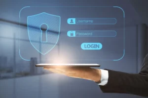 Diseño de un mesero de hotel representando la ciberseguridad en sistemas hoteleros sosteniendo una charola