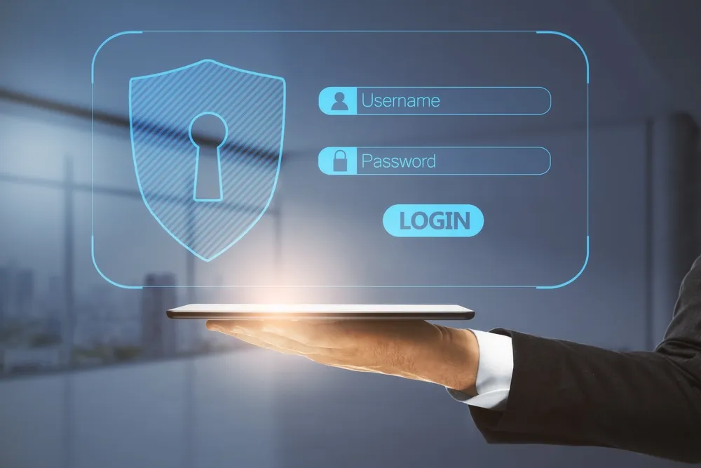 Diseño de un mesero de hotel representando la ciberseguridad en sistemas hoteleros sosteniendo una charola