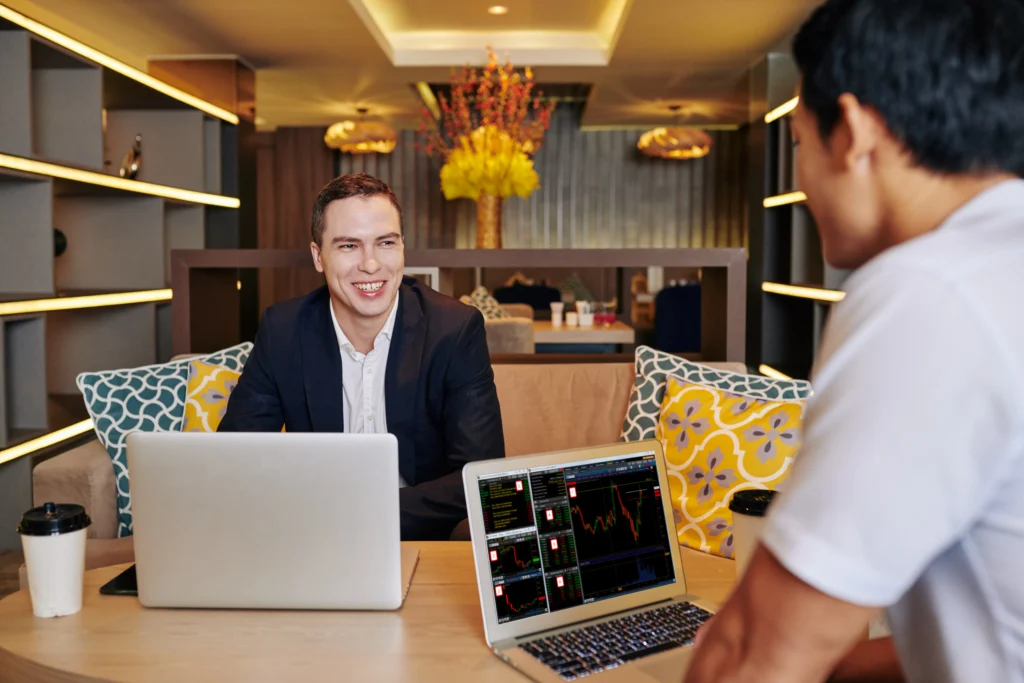 Foto de Dos hombres en lobby de hotel que cuenta con Channel Manager integrado para hoteles