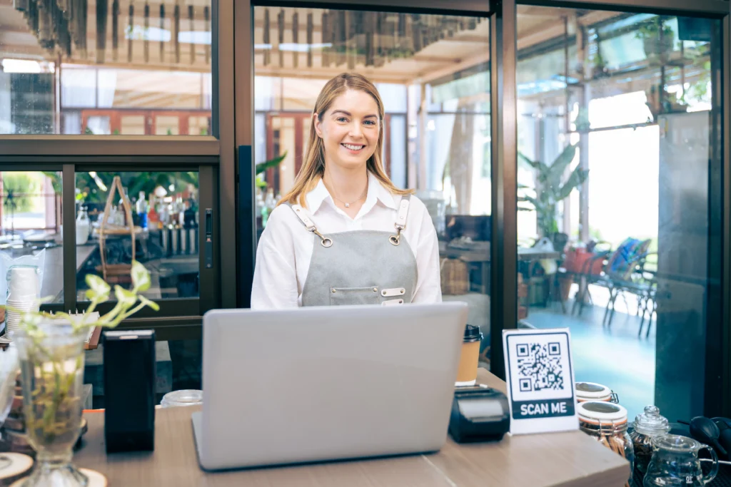 Fotografía de una Barista con su laptop que inlcuye el POS para restaurante de hotel de SiHoteles
