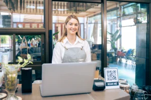 Fotografía de una Barista con su laptop que inlcuye el POS para restaurante de hotel de SiHoteles
