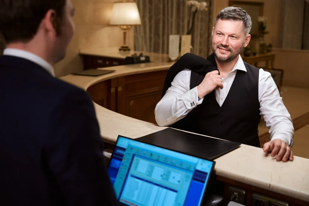 Fotografía de un hombre feliz por el servicio de Self check-in en hoteles gracias al equipo de SiHoteles