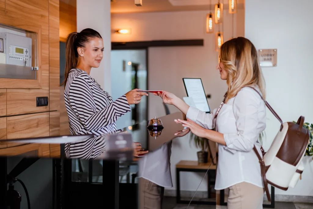 Fotografía de una joven Huésped realizando su Self check-in en hoteles gracias a SiHoteles