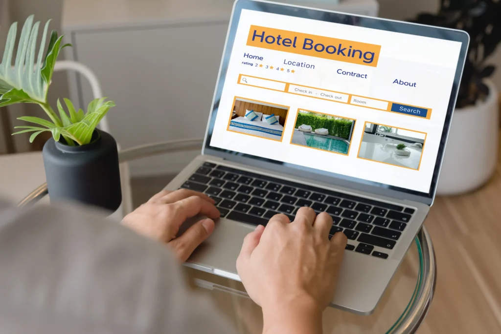 Fotografía de una Laptop de hotel donde se busca reducir las comisiones de Booking.com y Expedia
