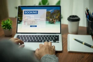 Foto de Hombre revisando el booking de un sitio de hotel para entender lo que es GDS, OTA y metabuscador