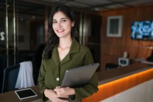 Foto de una Mujer que trabaja con un Channel Manager integrado para hoteles y así mejorar su operación